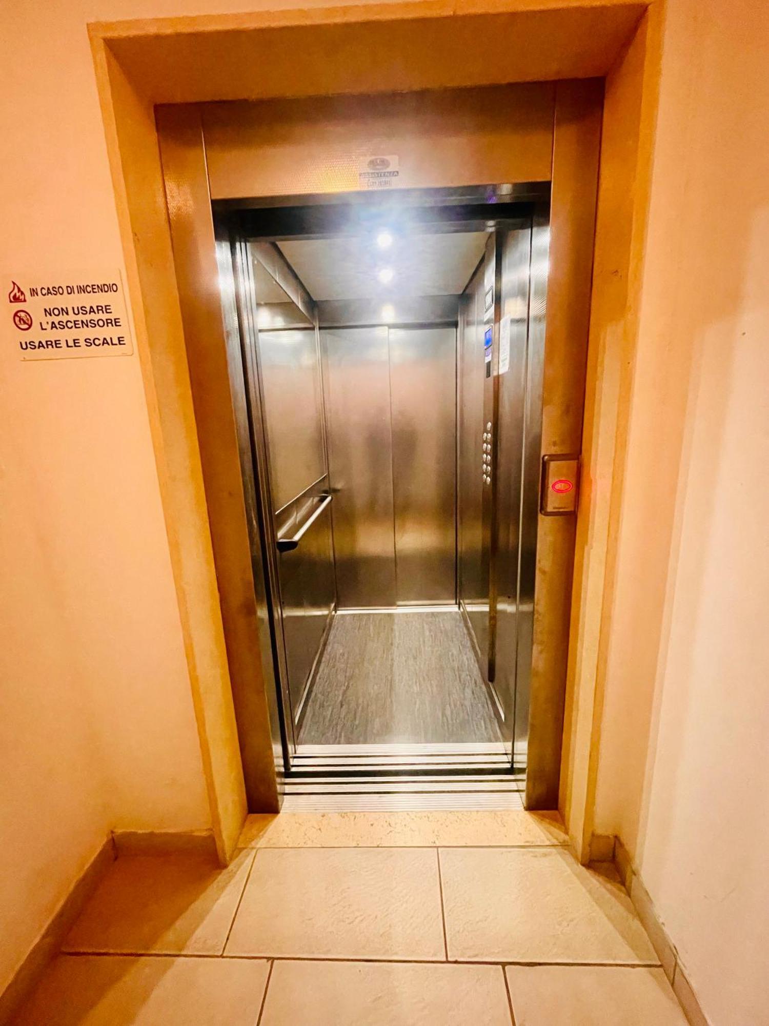 サレルノCasa Adeleアパートメント エクステリア 写真